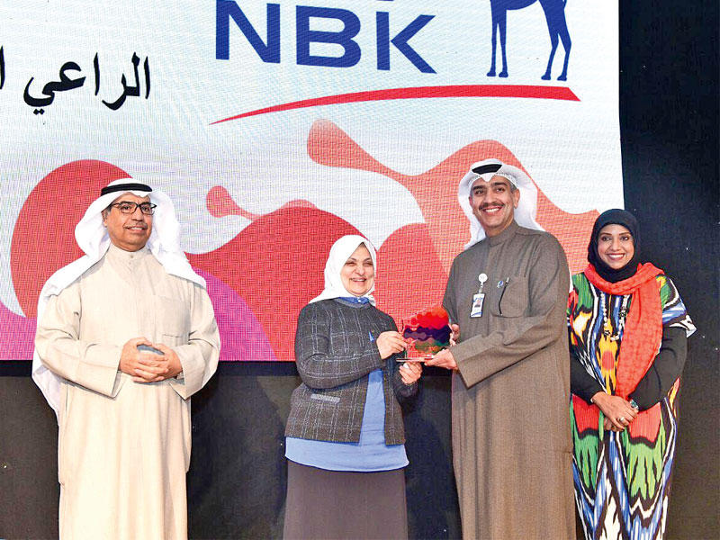 الوزيرة هند الصبيح تكرم عماد العبلاني على رعاية البنك الذهبية للمؤتمر