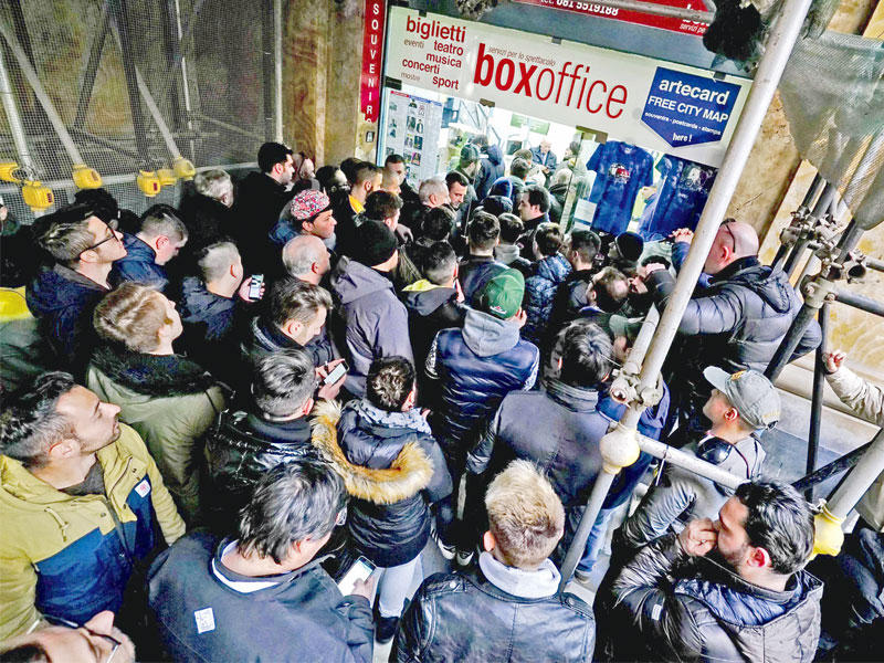 جماهير نادي نابولي في أحد مواقع بيع التذاكر