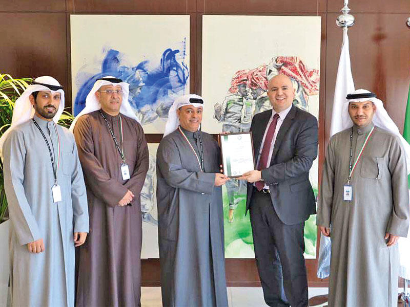 زلوم يسلم إلى المضف شهادة «أيزو ـــ 22301 « لإدارة استمرارية الأعمال أمس