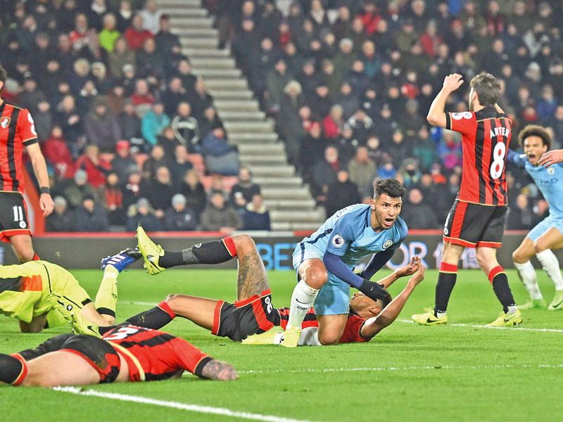 أغويرو نجم مانشستر سيتي يحتفل بعد الهدف الثاني في مرمى بورنموث