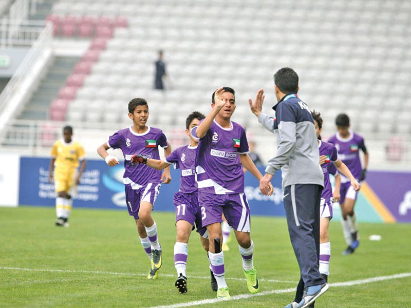 أبطال الأزرق يحتفلون مع الجهاز الفني