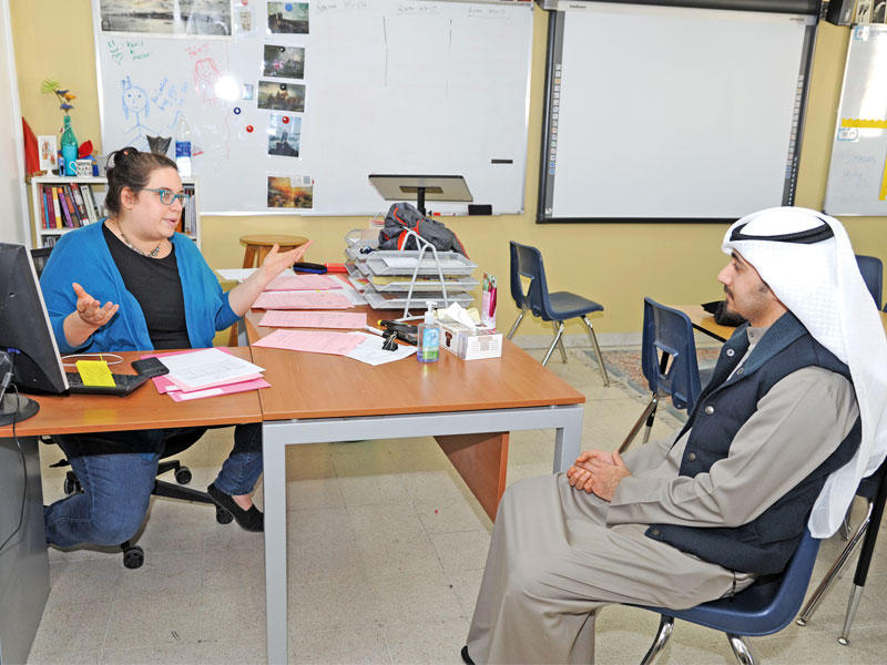 المشرفة على البطولة متحدثة إلى الزميل يوسف العبدالله