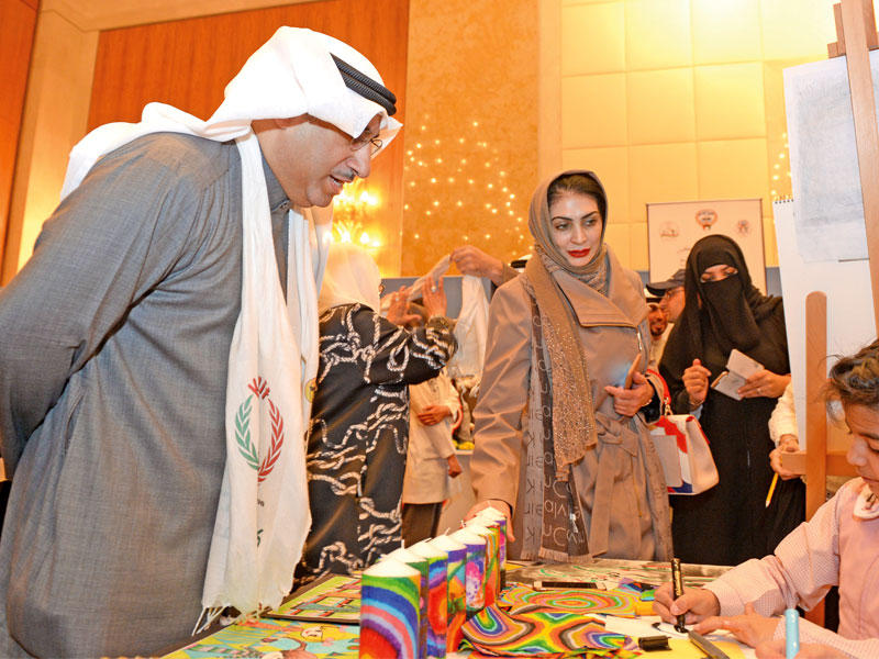 الفارس أثناء تجوله بمعرض المؤتمر الطلابي أمس (تصوير نوفل إبراهيم)