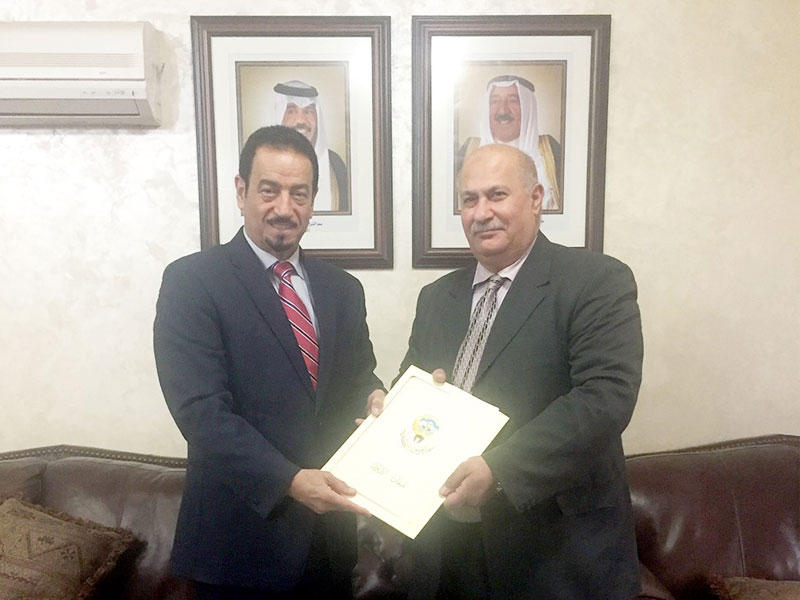 سفير دولة الكويت لدى الأردن الدكتور حمد الدعيج خلال تسليم المبلغ لممثل الجامعة