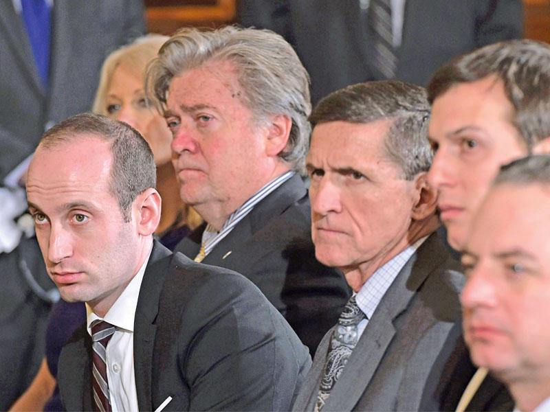 فلين عابساً (في الوسط) بين كبار موظفي إدارة ترامب مساء أمس الأول لدى استقبال الرئيس الأميركي رئيس الحكومة الكندية في البيت الأبيض بواشنطن  (أ ف ب) 