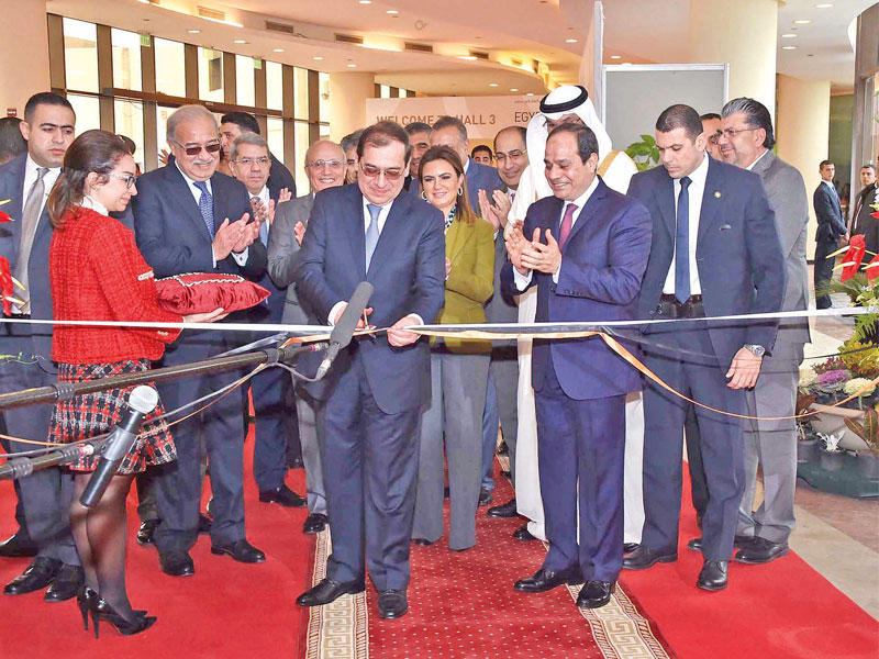 السيسي يفتتح معرض مصر الدولي للبترول «إيجيبس» بمدينة نصر شرق القاهرة أمس (الرئاسة المصرية)