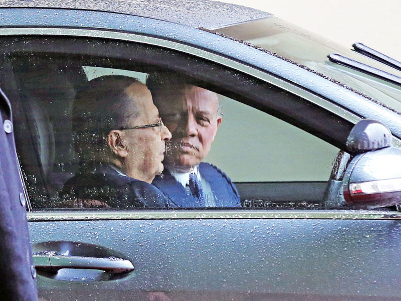 ملك الأردن يصطحب عون في سيارته أمس (أ ف ب)