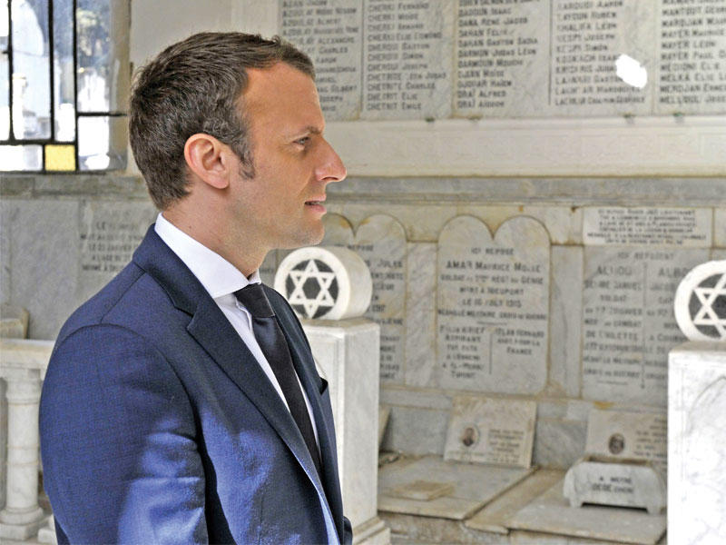 ماكرون يتفقد المقبرة الأوروبية في الجزائر أمس (أ ف ب)