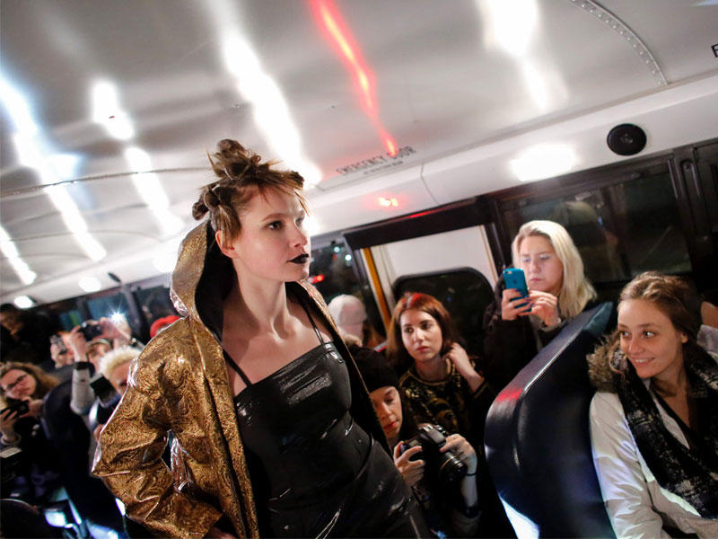 عرض أزياء في حافلة مدرسية