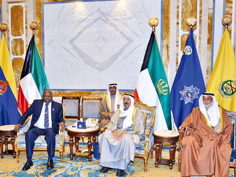 صاحب السمو مستقبلاً المطاوعة ورئيس مجلس القضاء السوداني أمس