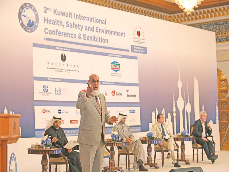 حسين متحدثاً في المؤتمر