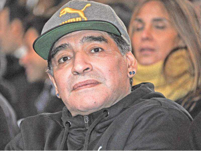  نجم كرة القدم السابق الارجنتيني دييغو مارادونا