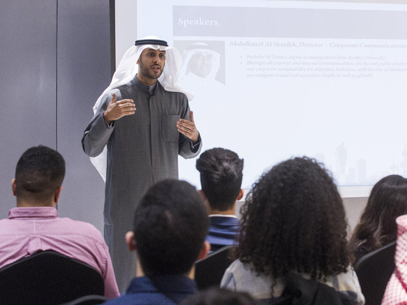 عبداللطيف الشارخ متحدثا للطلاب