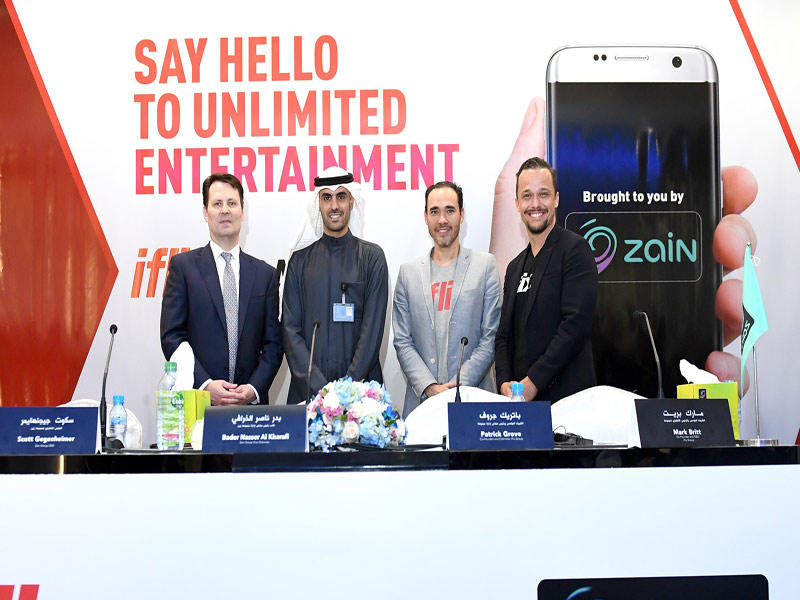 من اليسار: سكوت جيجنهايمر وبدر الخرافي وباتريك غروف ومارك بريت أثناء المؤتمر الصحافي 