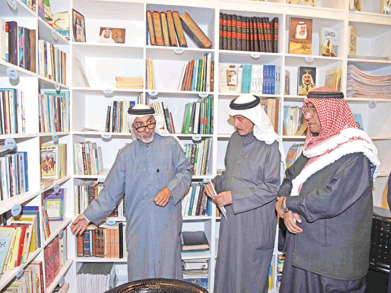 خليفة الوقيان مستمعاً لشرح المسباح حول إصدارات المكتبة