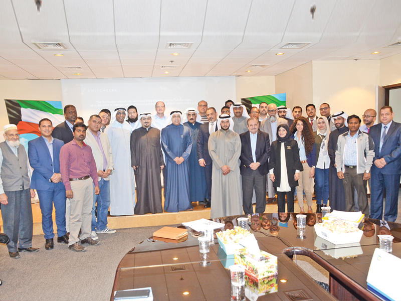 بوشهري متوسطا مسؤولي «الكهرباء» والشركات خلال اللقاء