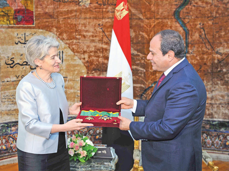 السيسي لدى استقباله بوكوفا في القاهرة أمس   (الرئاسة المصرية)