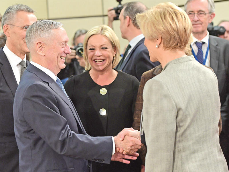 شارك وزير الدفاع الأميركي جيمس ماتيس أمس في اجتماع لوزراء دفاع دول حلف شمال الأطلسي في بروكسل، وأكد أن الحلف محوري في العلاقات بين الولايات المتحدة وأوروبا ومهم لواشنطن، وحث الحلفاء الأوروبيين على زيادة الإنفاق الدفاعي. وفي الصورة ماتيس مع بعض نظرائه الأوروبيين أمس (أ ف ب)