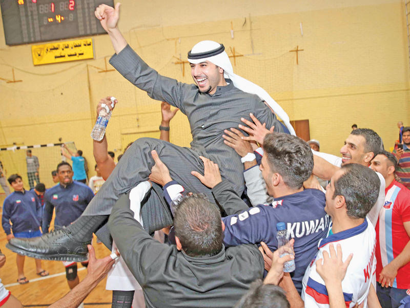 النصف محمولاً على الأكتاف