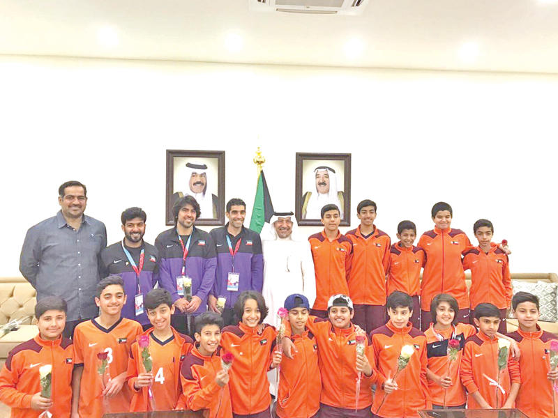 سفير الكويت لدى قطر حفيظ العجمي يتوسط منتخب الكويت للمدارس