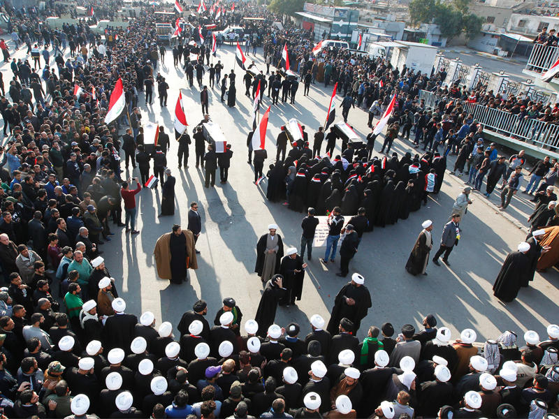 عراقيون خلال مراسم تشييع رمزي لقتلى يوم السبت الماضي، وسط ساحة التحرير في بغداد أمس الأول (أ ف ب) 