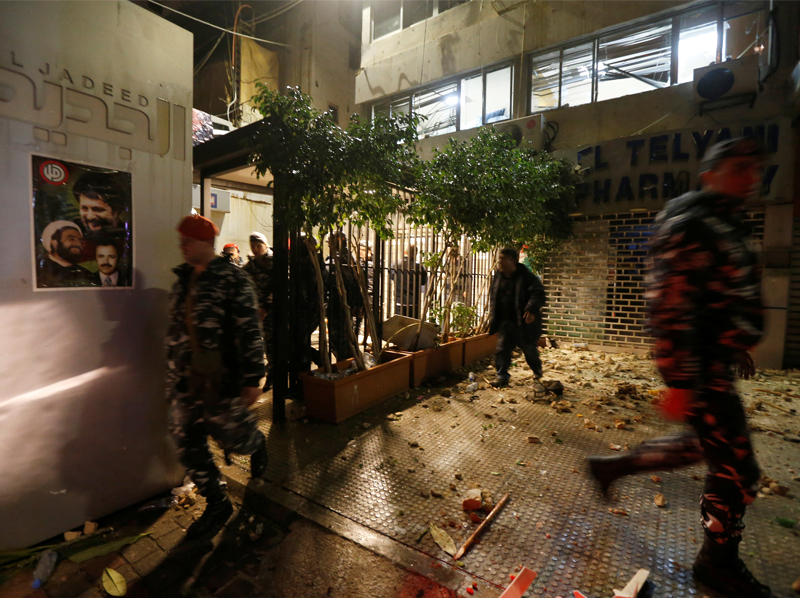 عناصر من قوات الأمن اللبنانية تدخل إلى باحة مقر تلفزيون الجديد أمس الأول بعد تفريق المتظاهرين (رويترز)