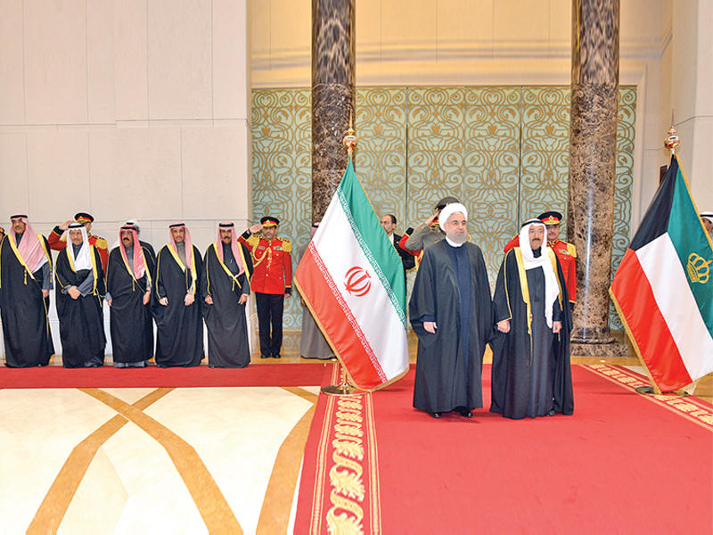 الأمير وروحاني خلال مراسم الاستقبال أمس