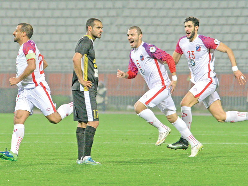 فرحة الكويت وحسرة القادسية بعد هدف حاكم   (تصوير نوفل ابراهيم)
