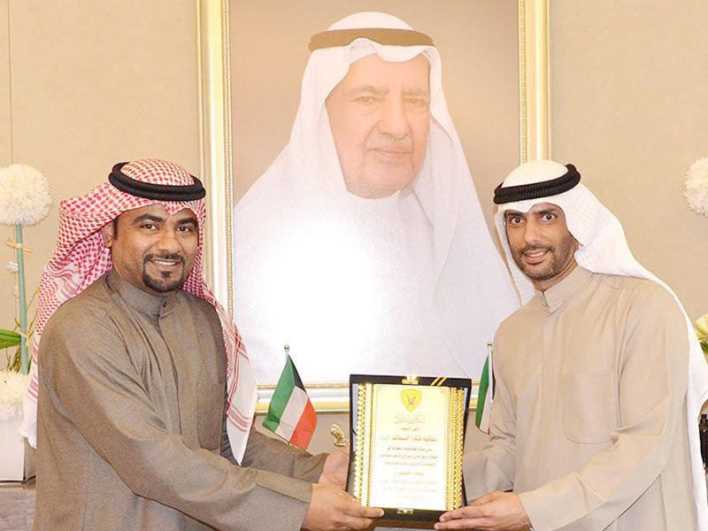  نائب رئيس مجلس إدارة نادي الكويت خالد الغانم يستقبل لاعب القادسية والمنتخب السابق بدر الشمري