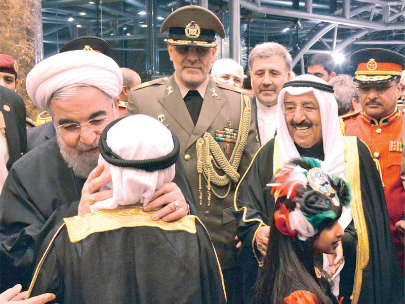 الأمير مستقبلاً روحاني لدى وصوله أمس ويبدو طفلان يرحبان بضيف صاحب السمو