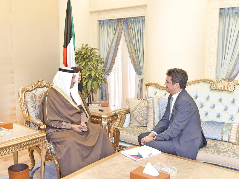 المبارك مستقبلاً رئيس مندوبية الاتحاد الأوروبي أمس