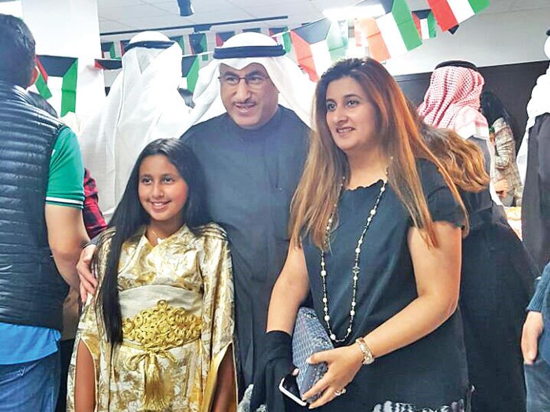 الفارس مع زوجته وابنته في حفل مدرسة البيان أمس