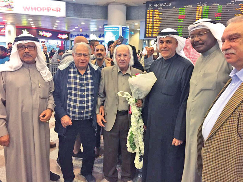 سامي محمد مع مستقبليه في المطار