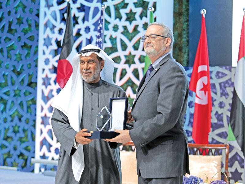 المقاطع مكرماً السفير الأميركي