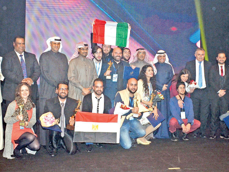 رئيس ومدير المهرجان والمحكمون مع الفائزين