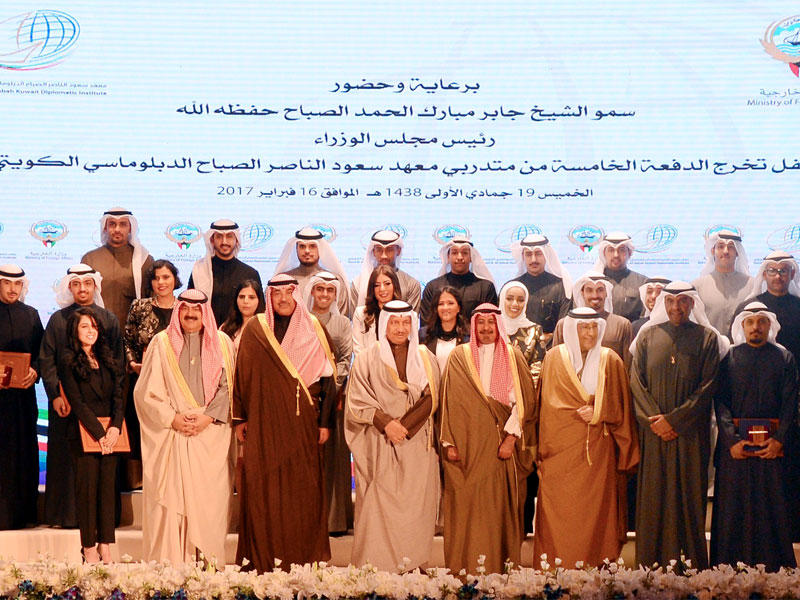  المبارك متوسطاً الخالد والجارالله ومتدربي المعهد الدبلوماسي