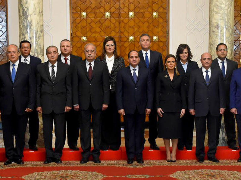 السيسي متوسطا الوزراء والمحافظين الجدد عقب أداء اليمين الدستورية بالقصر الجمهوري شرق القاهرة أمس (الرئاسة المصرية)