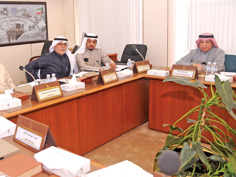  الوزير الجراح في اجتماع الداخلية والدفاع    (تصوير عبدالله الخلف)