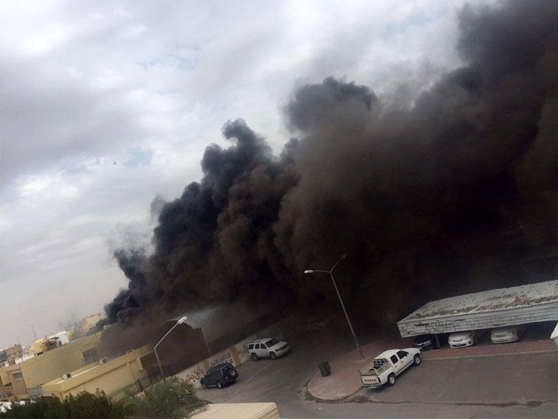 أعمدة الدخان تتصاعد من المدرسة