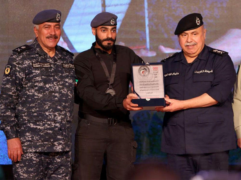 الفهد مكرماً أحد الفائزين بحضور الدوسري أمس