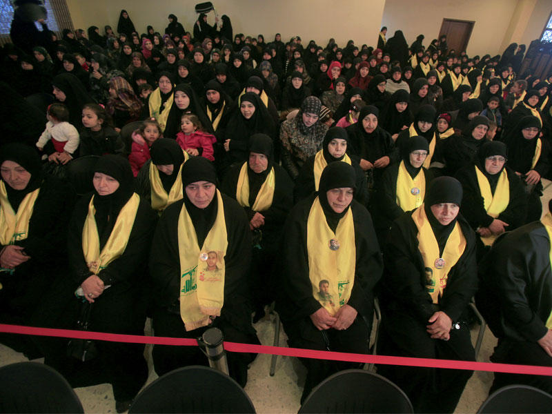أمهات مقاتلين من حزب الله سقطوا أثناء القتال خلال استماعهن لخطاب الأمين العام للحزب حسن نصر الله في بلدة جبشيت الجنوبية أمس   (رويترز)