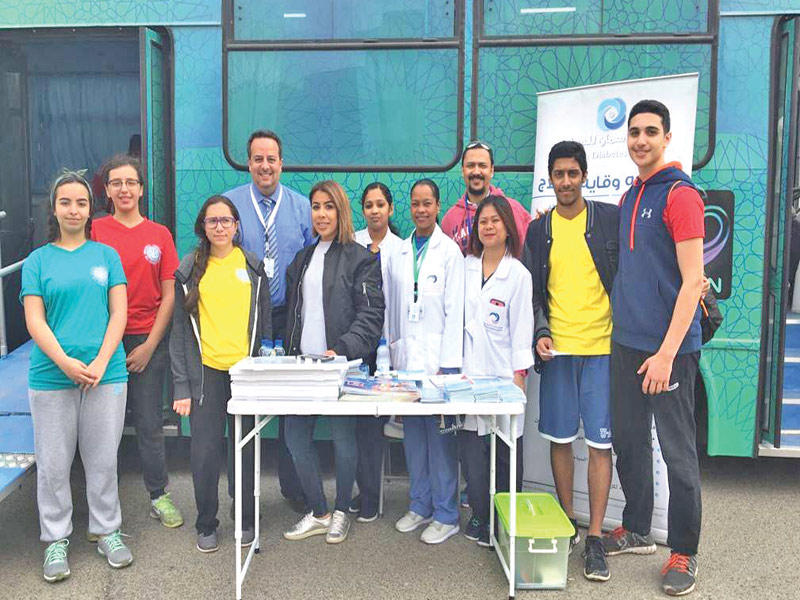 العريان وعدد من الطلاب أمام السيارة الطبية المجهزة