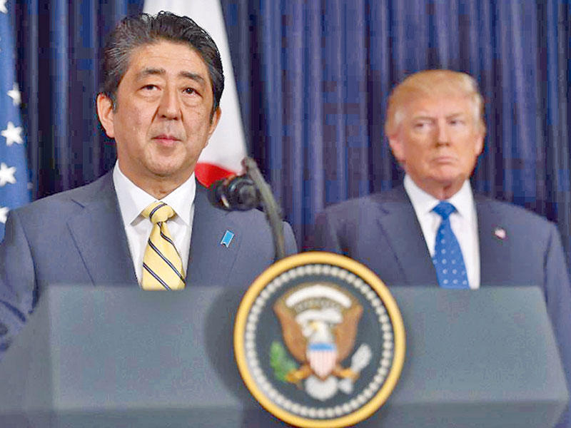 شينزو آبي ودونالد ترامب يتحدثان في منتجع ترامب بفلوريدا في 11 فبراير 2017 