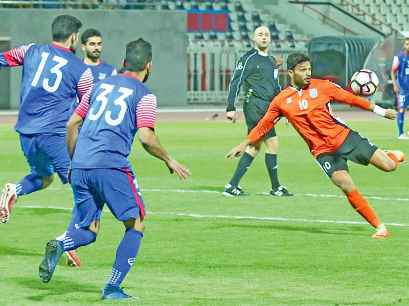 يوسف ناصر يتأهب للتسديد على مرمى التضامن