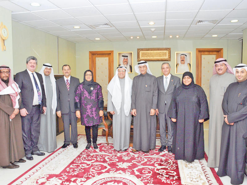 الوفد البحريني يختتم زيارته للكويت
