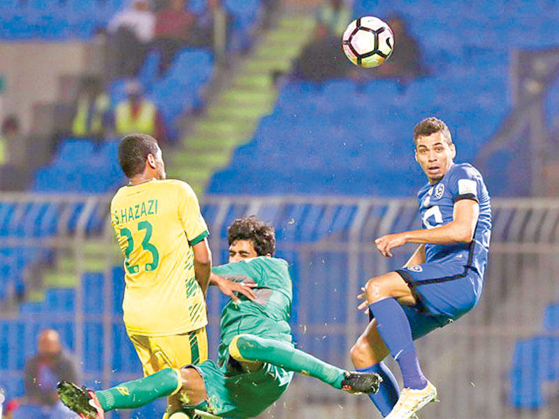 البرازيلي كارلوس إدواردو لحظة تسجيله الهدف الثالث للهلال