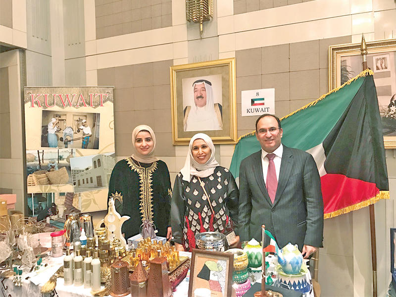 العتيبي خلال مشاركته في السوق الخيري