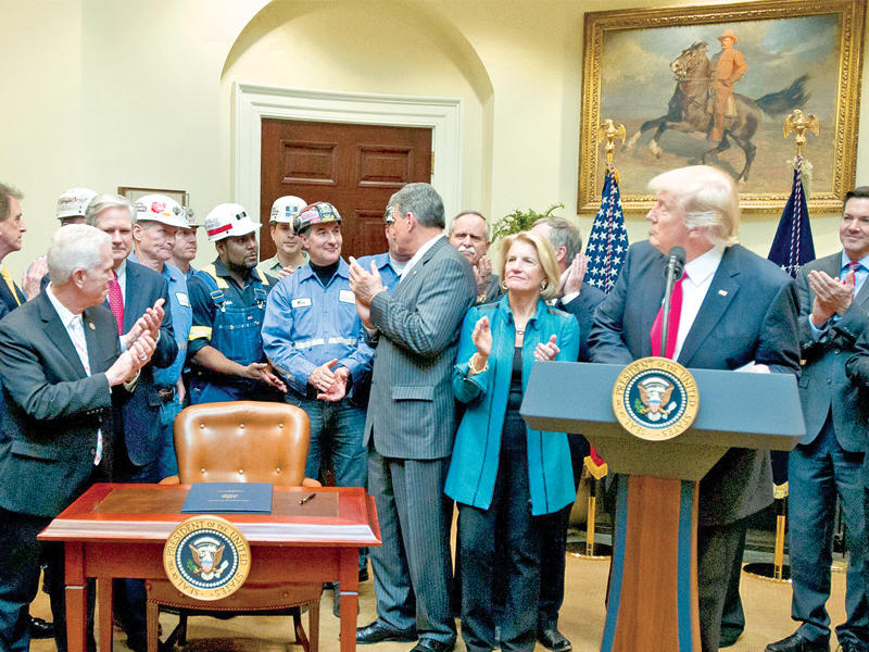 ترامب يكرم عمال مناجم الفحم قبل توقيع قرار يبطل قراراً يحد من أعمال المناجم في البيت الأبيض أمس الأول      (إي بي إيه)
