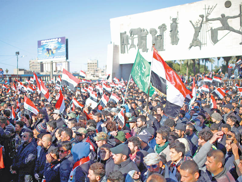 جانب من التظاهرات في ساحة التحرير وسط بغداد امس    (أ ف ب)