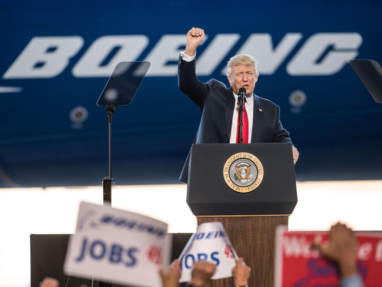 ترامب خلال زيارته أحد مصانع شركة بوينغ الأميركية في كارولاينا الجنوبية